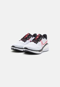 Nike Performance VOMERO - Chaussures de running sur route - white/black/fire red/platinum tint