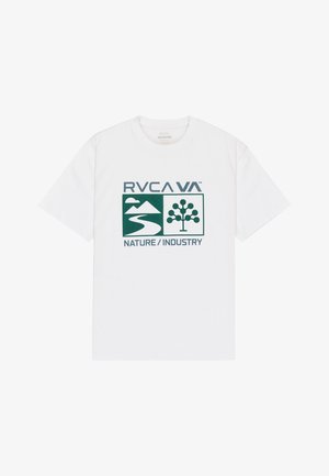 Weißes T-Shirt mit kurzen Ärmeln und dunkelgrünem sowie marineblauem Grafikdruck, der Berge, Fluss, stilisierten Baum und den Text "RVCA VA NATURE / INDUSTRY" auf der Vorderseite zeigt.