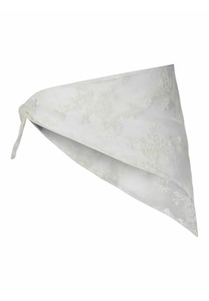 Velo da sposa in pizzo bianco piegato a forma triangolare con delicati ricami floreali e un laccio in un angolo.
