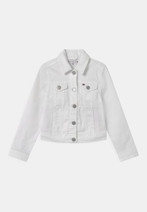 Weißer Denim-Jacke mit langen Ärmeln, klassischem Kragen, vorderem Knopfverschluss und zwei Brusttaschen; verfügt über silberfarbene Hardware und ein sauberes Design.