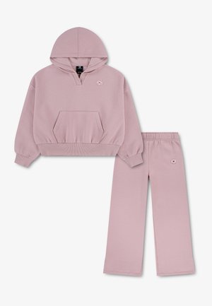 Sweat à capuche violet clair avec poche avant et pantalon large assorti, tous deux avec petits logos circulaires de la marque.