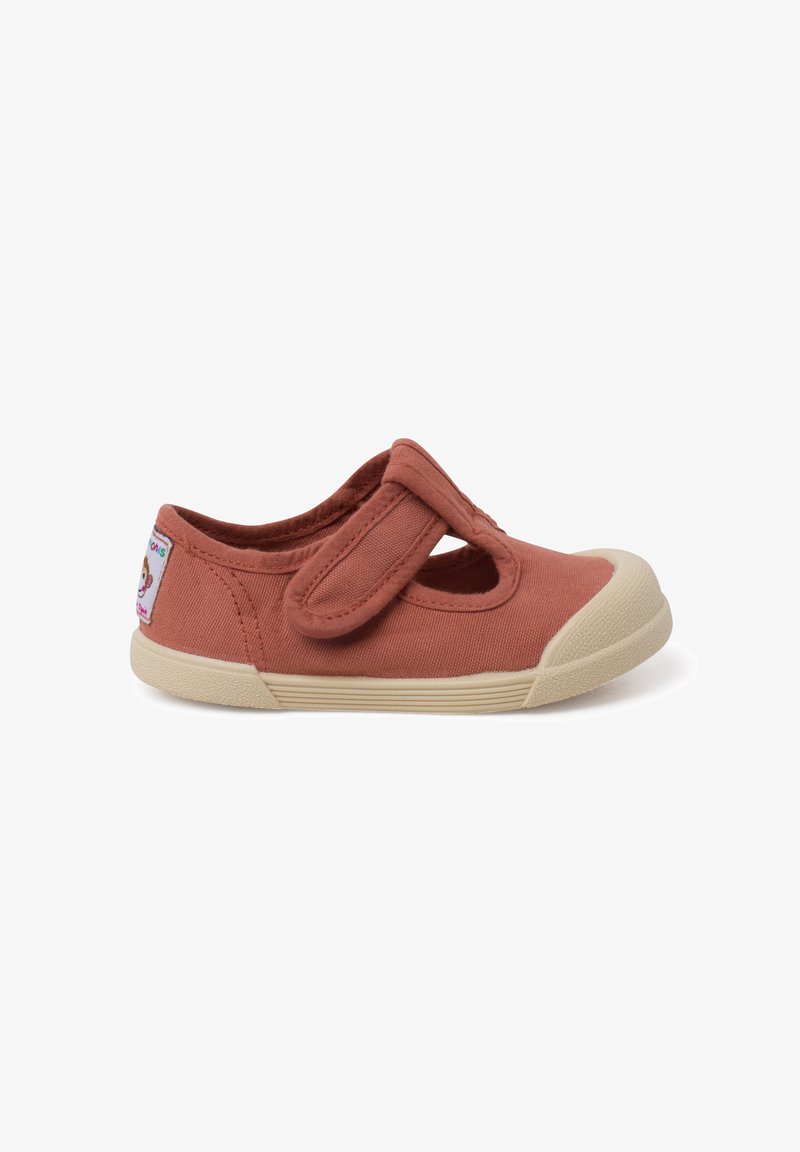 Botte en toile de couleur orange brûlé avec un bout en caoutchouc beige. Équipée d'une sangle Velcro pour un maintien sécurisé. Design simple, sans motifs ni accents visibles.