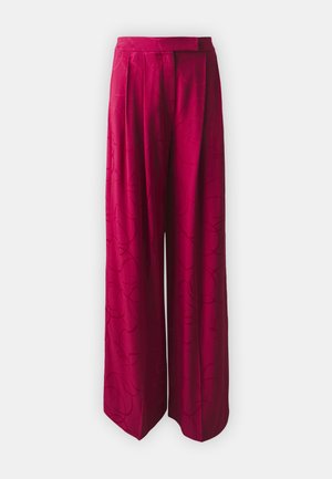 Pantaloni largi dintr-un material vibrant de magenta, prezentând un model circular subtil, plisuri frontale și o textură netedă.