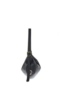 Borsa a mano nera in pelle con finitura texturizzata, forma arrotondata, tracolla regolabile e un accento metallico decorativo.