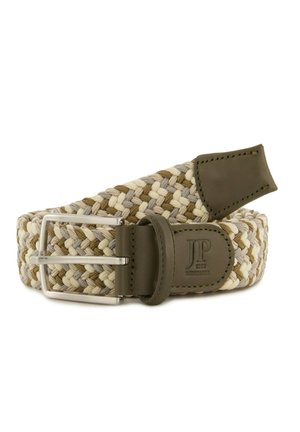 Cinturón de tela trenzada en tonos beige, blanco y oliva con extremos de cuero oliva oscuro y hebilla metálica plateada, con el logo JP en relieve.