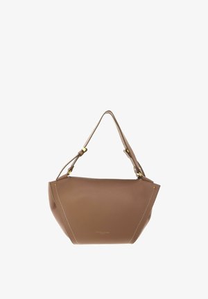 Sac à main en cuir marron texturé avec bandoulière ajustable et ferrures dorées, forme trapézoïdale structurée et détails de coutures discrètes.