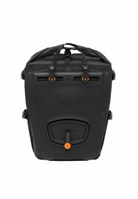Sac à dos noir à rabat avec un panneau arrière durci, des sangles réglables et des accents en orange. Il dispose d'une fermeture sécurisée et d'un compartiment de rangement.