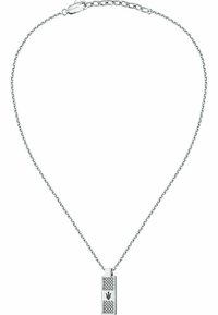 Collana d'argento con un pendente rettangolare dalla superficie texture e un piccolo emblema, su una catena fine, con un fermo sicuro.