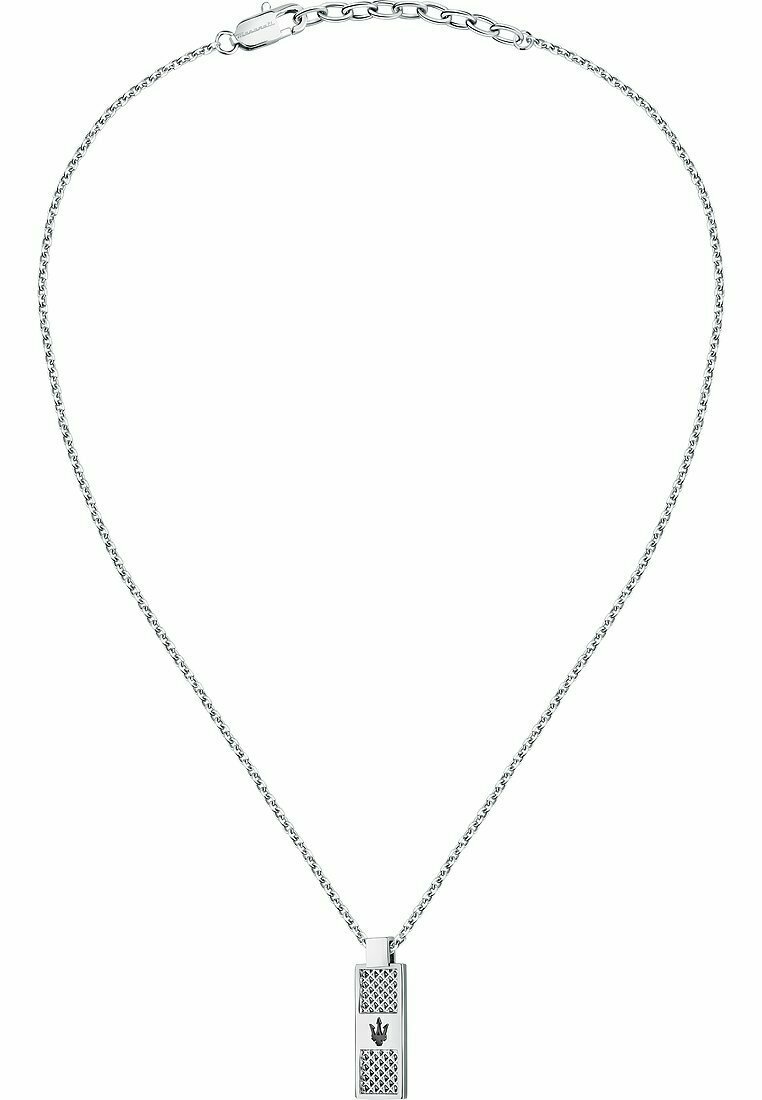 Collana d'argento con un pendente rettangolare dalla superficie texture e un piccolo emblema, su una catena fine, con un fermo sicuro.