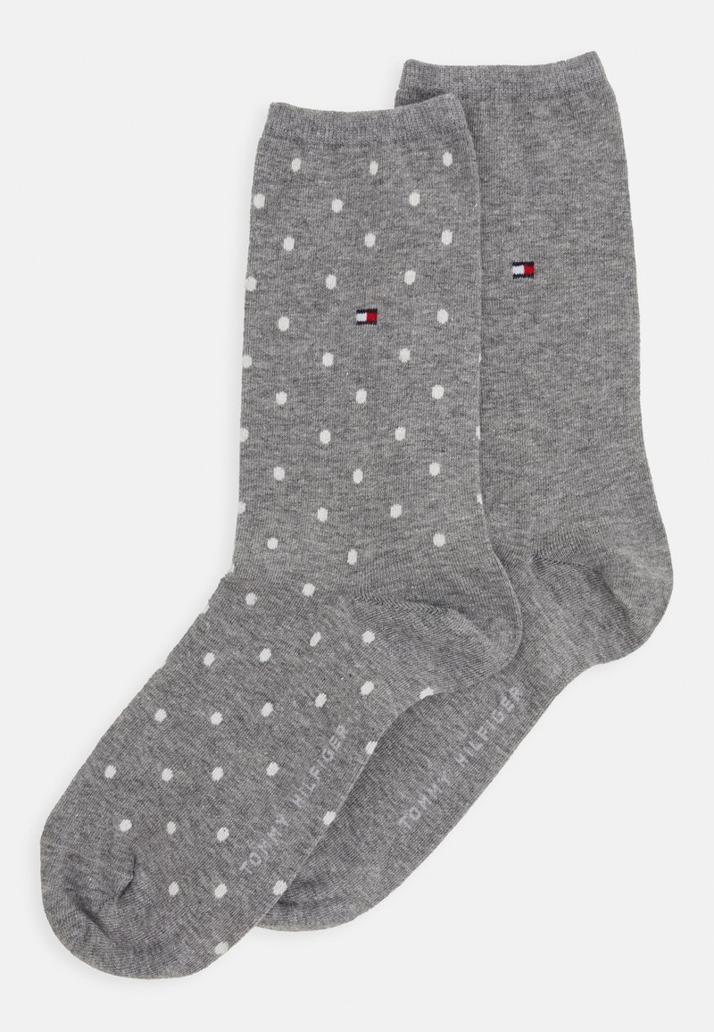 Calzini grigi con pois bianchi, realizzati in morbido tessuto. Presentano il logo su un lato e polsini a costina. Texture a maglia piatta, lunghezza alla caviglia.