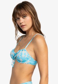 Kék virágmintás bikini felső állítható pántokkal, ráncolt anyaggal és elöl megkötős részlettel. Kicsi fehér és narancssárga virágmintákkal díszített.