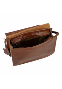 Borsa a tracolla in pelle marrone con finitura liscia, un morbido interno in camoscio e un compartimento con zip. Presenta un design piatto e una maniglia laterale.