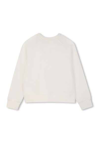 Sudadera de manga larga de cuello redondo de color blanco hueso liso, con puños y dobladillo acanalados, mostrada extendida desde la parte trasera sobre un fondo blanco.