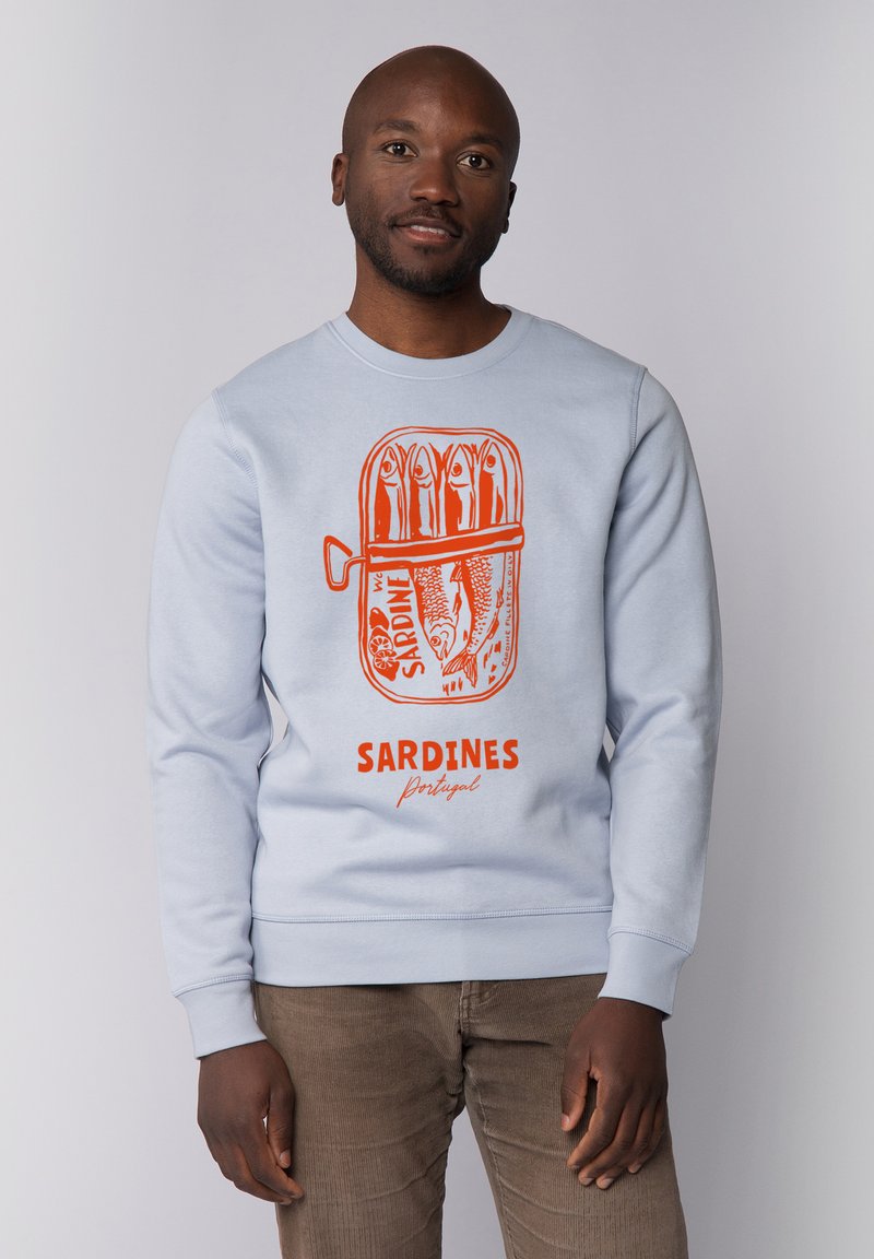 Sweatshirt bleu clair avec un graphique de boîte de sardines orange portant les inscriptions « SARDINES » et « Portugal », des poignets côtelés et une coupe décontractée.