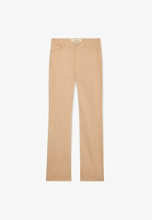 Beige broek met rechte pijpen, voorste knoop en rits, lussen voor een riem en vijf zakken.