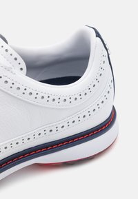 adidas Golf MODERN CLASSIC 80 SPIKELESS - Golfskor - footwear white/collegiate navy/better scarlet