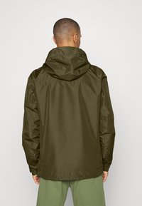 Veste à capuche vert olive avec une texture lisse et légère, dotée d'un dos complet et de poignets élastiques, conçue pour une utilisation en extérieur.