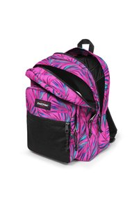 Mochila rosa con un patrón de hojas tropicales, que presenta un bolsillo frontal de malla negra, cremalleras dobles y un respaldo acolchado con tirantes ajustables.