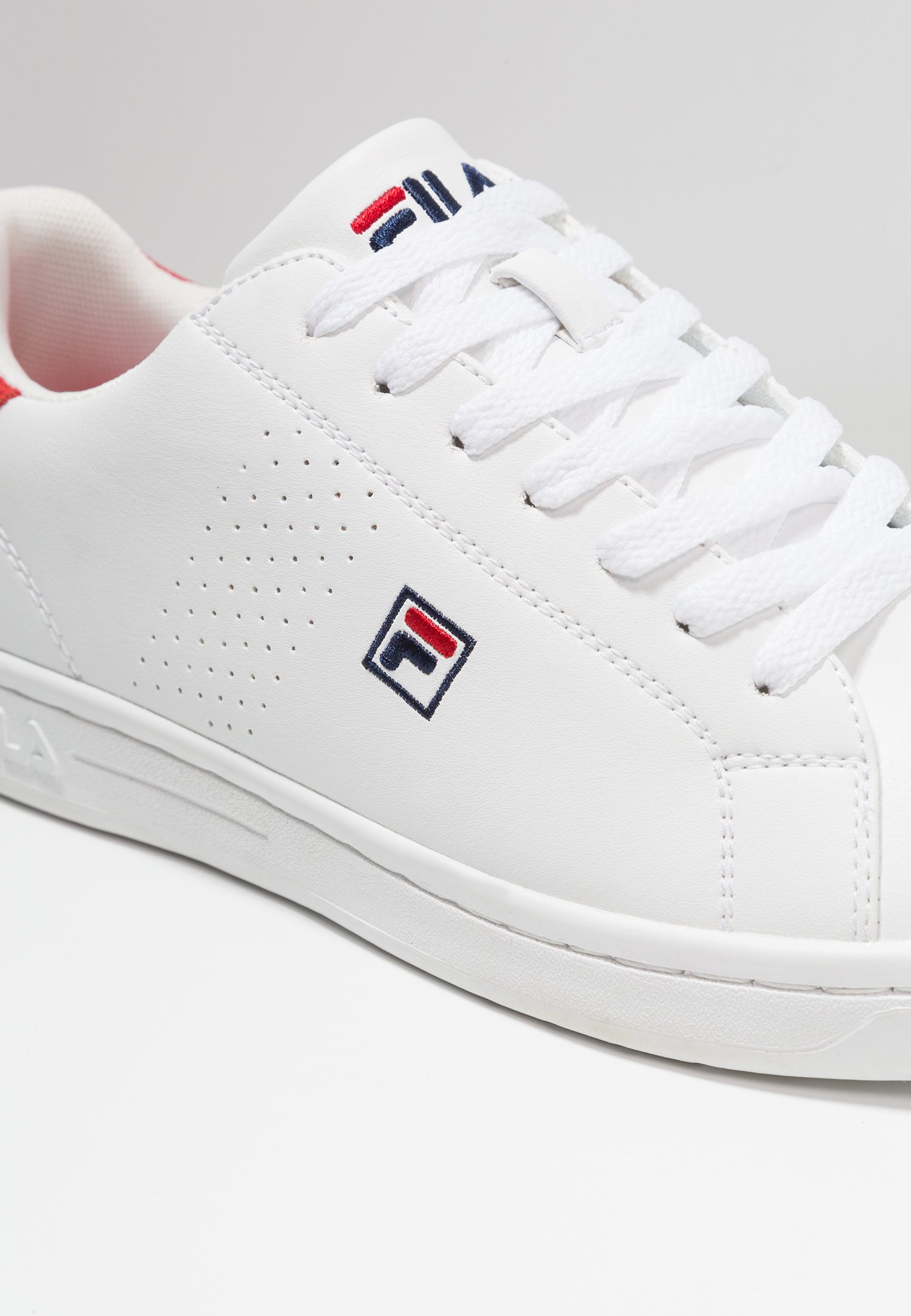 Fila CROSSCOURT 2 F LOW Treningssko whiteredhvit Fila CROSSCOURT 2 F LOW Treningssko whiteredhvit