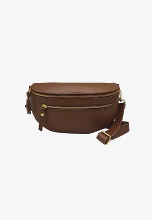Banane en cuir marron avec une texture, deux fermetures éclair dorées, une bandoulière amovible et une forme arrondie.