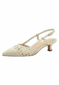 Décolleté beige intrecciato con punta affusolata, tacco basso e dettagli a intaglio. Presenta una sottile tracolla con fibbia. Fodera interna liscia.