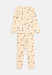 Conjunto de pijama de manga larga en color beige con festivos patrones navideños que incluyen árboles, bastones de caramelo, tambores, hombres de jengibre, renos y hojas de acebo.