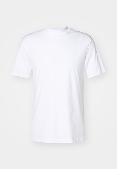 Hvid T-shirt med korte ærmer lavet af bomuld, med rund halsudskæring og lige kant. Glat tekstur uden synlige mønstre eller detaljer.