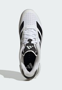 Białe buty sportowe z czarnymi akcentami, siateczkowa cholewka z perforacjami, sznurowadła oraz trójpaskowy wzór po boku.