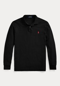 Čierna polo košeľa s dlhými rukávmi, golierom, dvoma gombíkmi a malým červeným vyšívaným logom na ľavej strane hrude.