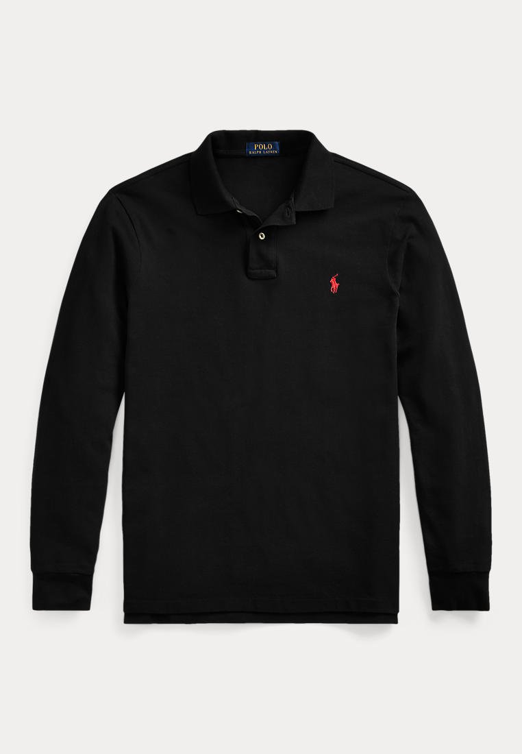 Polo noir à manches longues avec col, patte de boutonnage à deux boutons et petit logo rouge brodé sur le côté gauche de la poitrine.
