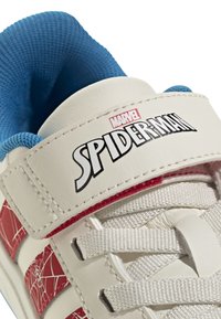 Weißer Sneaker mit rotem Spinnennetzmuster, blauen Akzenten und einem Marvel Spider-Man-Logo. Verfügt über einen Klettverschluss und strukturierte Materialien.