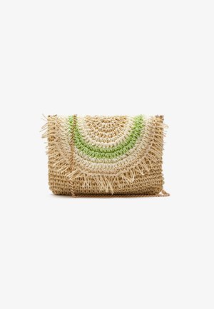 Bolso de paja tejido con un diseño circular en beige y verde, que presenta un fleco texturizado y una correa de cadena dorada.