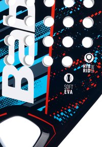 Sort padelracket med en hybridramme, blødt EVA-materiale. Har hvide prikker, blå og røde grafiske mønstre samt et karakteristisk logo.