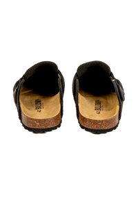 Sandales noires en feutre à enfilage avec une semelle extérieure en liège, dotées d'une semelle intérieure confortable et d'une boucle réglable. L'intérieur présente une doublure beige.