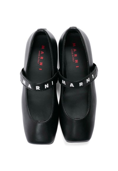 Scarpe Mary Jane in pelle nera con punta quadrata, cinturini in Velcro stampati con "Marni" e solette rosse "Marni Made in Italy".