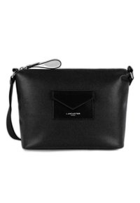 Borsa a tracolla nera in pelle con finitura texture, forma rettangolare, chiusura superiore con zip e tasca frontale con dettaglio del logo.