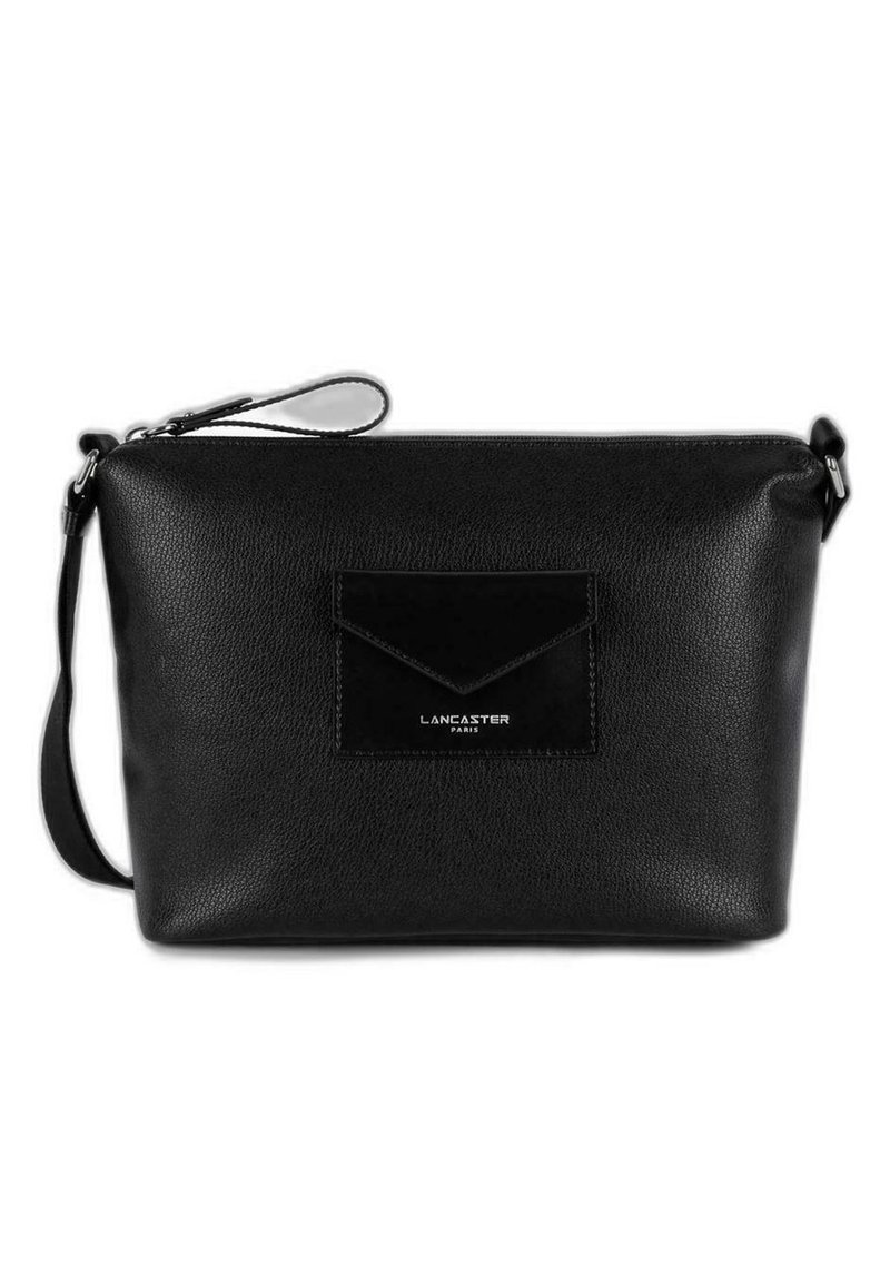 Borsa a tracolla nera in pelle con finitura texture, forma rettangolare, chiusura superiore con zip e tasca frontale con dettaglio del logo.