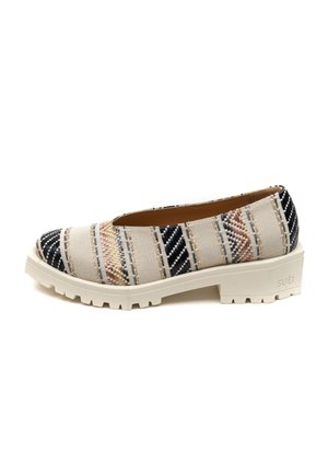Scarpa piatta con suola bianca spessa e tomaia in tessuto intrecciato con motivo a righe nere, beige e marroni, tacco basso e punta rotonda.