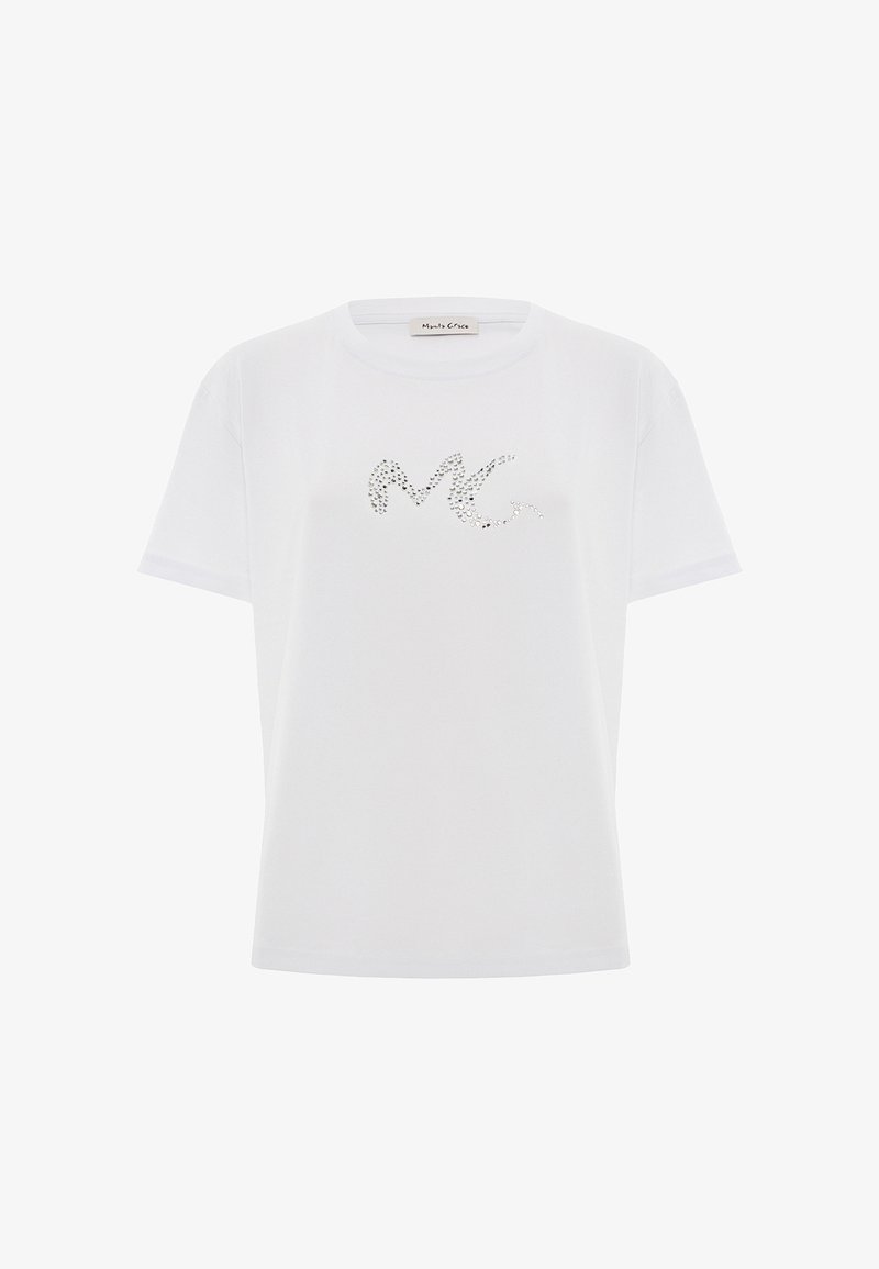 T-shirt blanc à manches courtes en tissu doux, arborant un logo "MC" argenté brillant à l'avant, avec une coupe décontractée et un col rond.