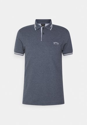 Dunkelgraues Poloshirt mit kurzen Ärmeln, weiß gestreiftem Kragen und Bündchen, Zwei-Knopfleiste und kleinem "BOSS"-Logo auf der linken Brust.