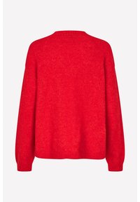 Felrood langemouwen sweater met ribbelmanchetten, zoom en een simpele ronde hals, afgebeeld van achteren op een witte achtergrond.
