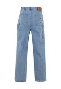 Lyseblå denim cargos med løs pasform, flere lommer og en læderlap på taljen med broderet logo-detalje.