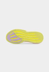 Semelle d'une chaussure de course avec des motifs en caoutchouc jaune et violet sur fond blanc.