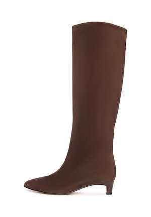 Bota alta hasta la rodilla de cuero marrón oscuro, con puntera puntiaguda y tacón bajo tipo kitten.