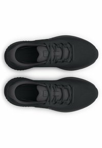Chaussures de sport noires avec un dessus en mesh, bout arrondi et semelle extérieure en caoutchouc texturé. Design à lacets avec un logo minimal visible.