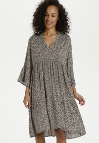 Kaffe KABERNA AMBER - Rochie de zi - green/pink petitefleur print