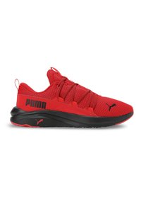 Baskets de sport rouges avec une tige en maille respirante, bout rond, lacets élastiques et une semelle épaisse en caoutchouc noir. Présente un logo noir sur le côté.
