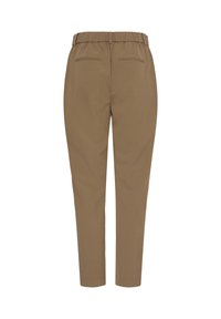 Barna, szűkülő szárú nadrág rugalmas derékpánttal és két hátsó paszpólszegélyes zsebbel, fehér háttéren bemutatva.