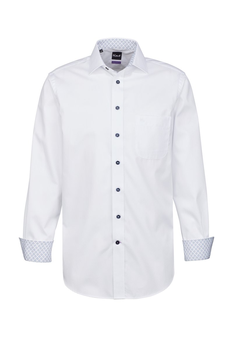 Camicia bianca a maniche lunghe con corpo testurizzato, bottoni blu e accenti blu a fantasia su polsini e colletto. Inclusa tasca sul petto.