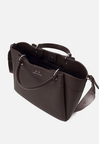 Borsa a tracolla in pelle marrone con texture, manici doppi, ferramenta in argento e tasca interna con marchio. Presenta una tracolla rimovibile.